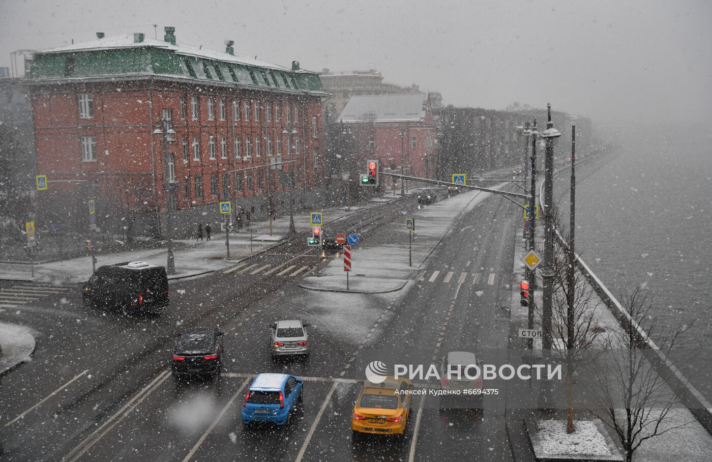 Снегопад в Москве 