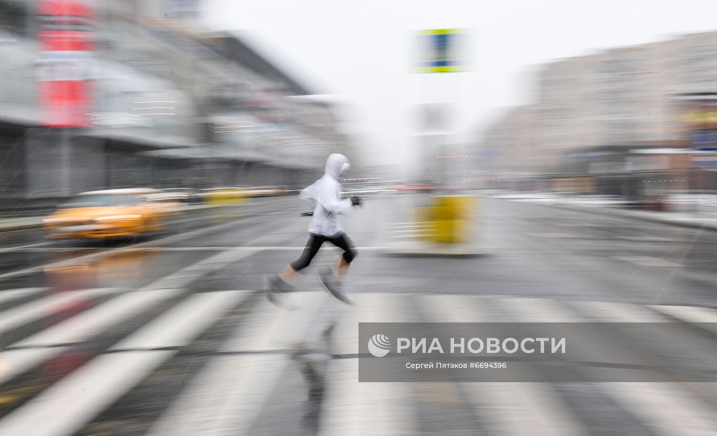 Мужчина на пешеходном переходе на Большой Дорогомиловской улице в Москве во время снегопада. Место: Россия, Москва. Автор: Сергей Пятаков/РИА Новости. Снегопад в Москве