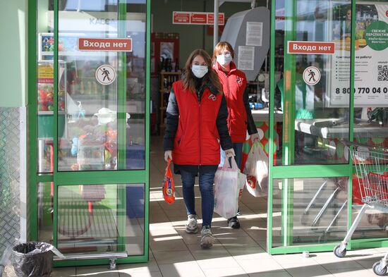 Работа волонтеров в рамках Всероссийкой акции "Мы вместе" в регионах России