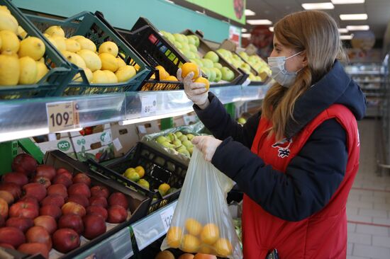 Работа волонтеров в рамках Всероссийкой акции "Мы вместе" в регионах России