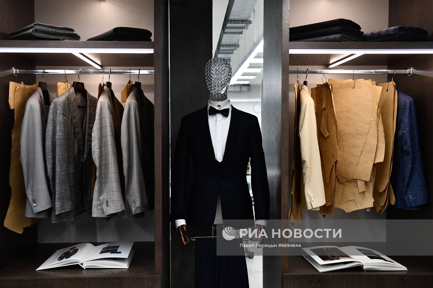 Презентация роботизированного швейного цеха на фабрике SHISHKIN uniform atelier в Екатеринбурге