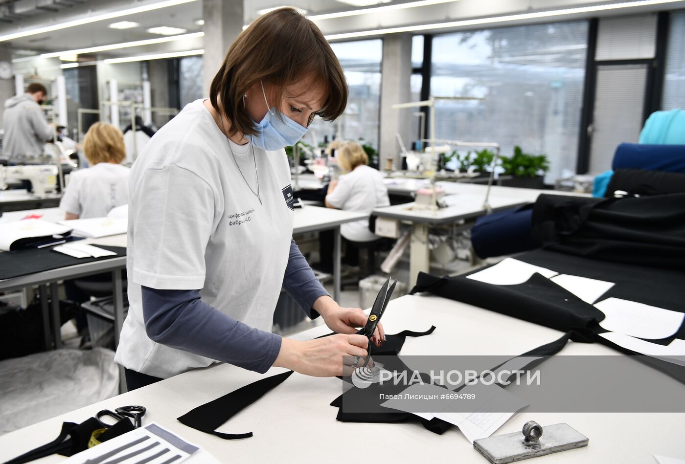 Презентация роботизированного швейного цеха на фабрике SHISHKIN uniform  atelier в Екатеринбурге | РИА Новости Медиабанк