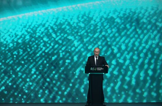 Президент РФ В. Путин принял участие в международной конференции Artificial Intelligence Journey 2021