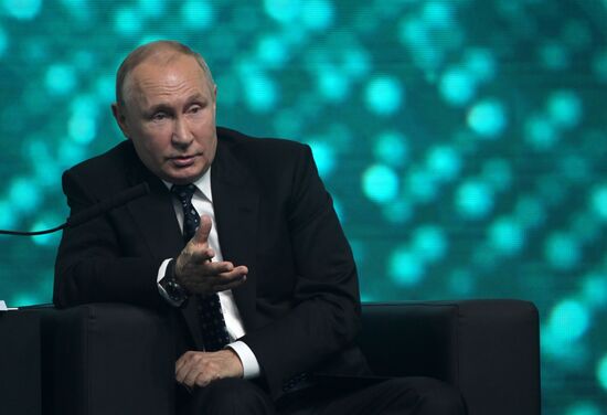 Президент РФ В. Путин принял участие в международной конференции Artificial Intelligence Journey 2021