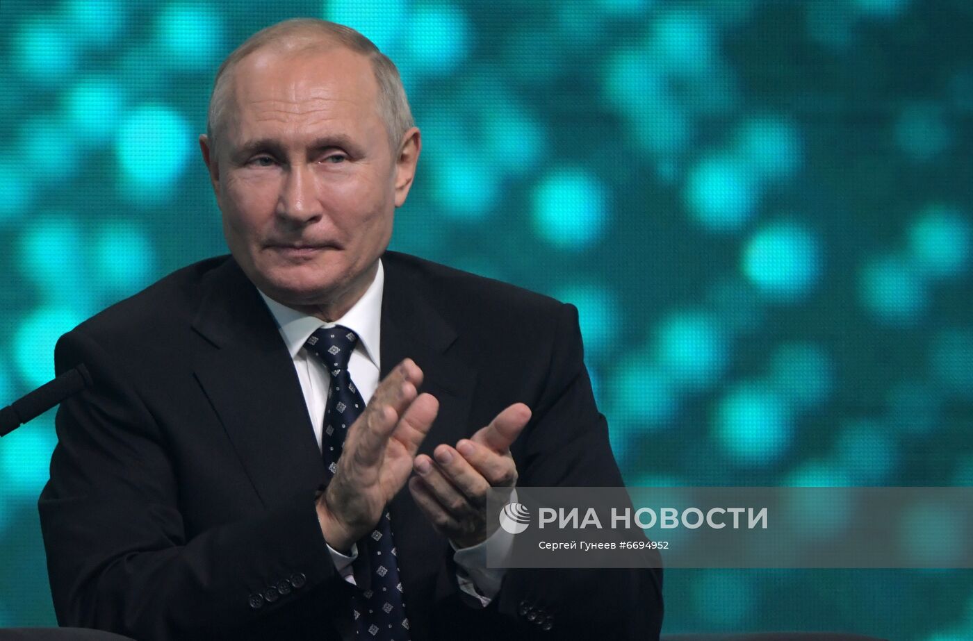 Президент РФ В. Путин принял участие в международной конференции Artificial Intelligence Journey 2021