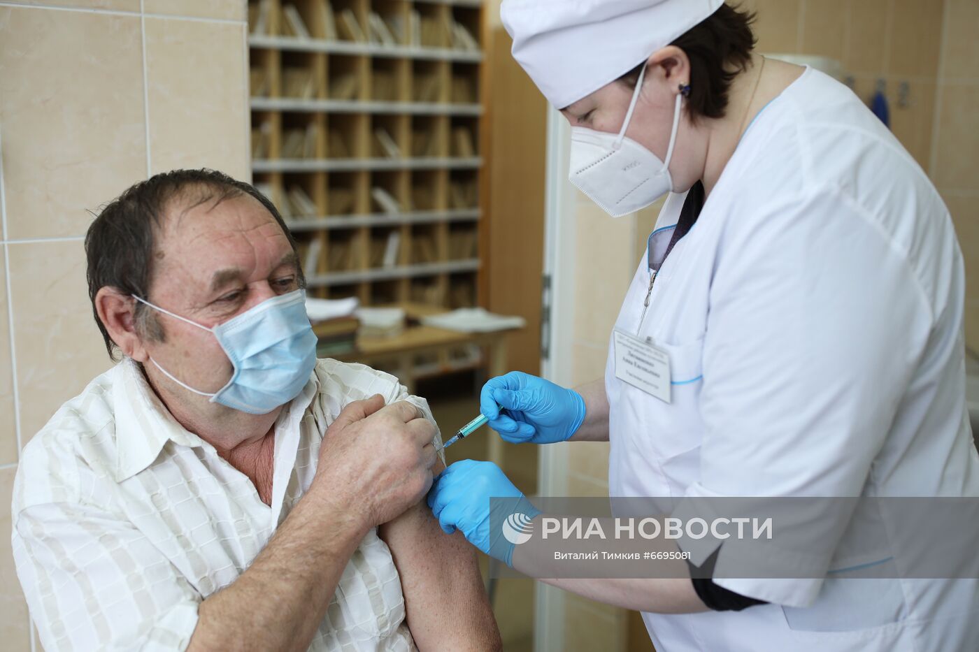Введение обязательной вакцинации пожилых от Covid-19 в части регионов России