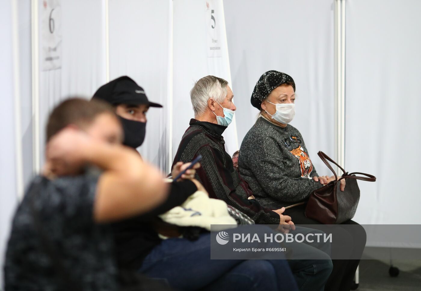 Введение обязательной вакцинации пожилых от Covid-19 в части регионов России