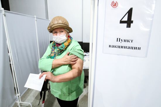 Введение обязательной вакцинации пожилых от Covid-19 в части регионов России