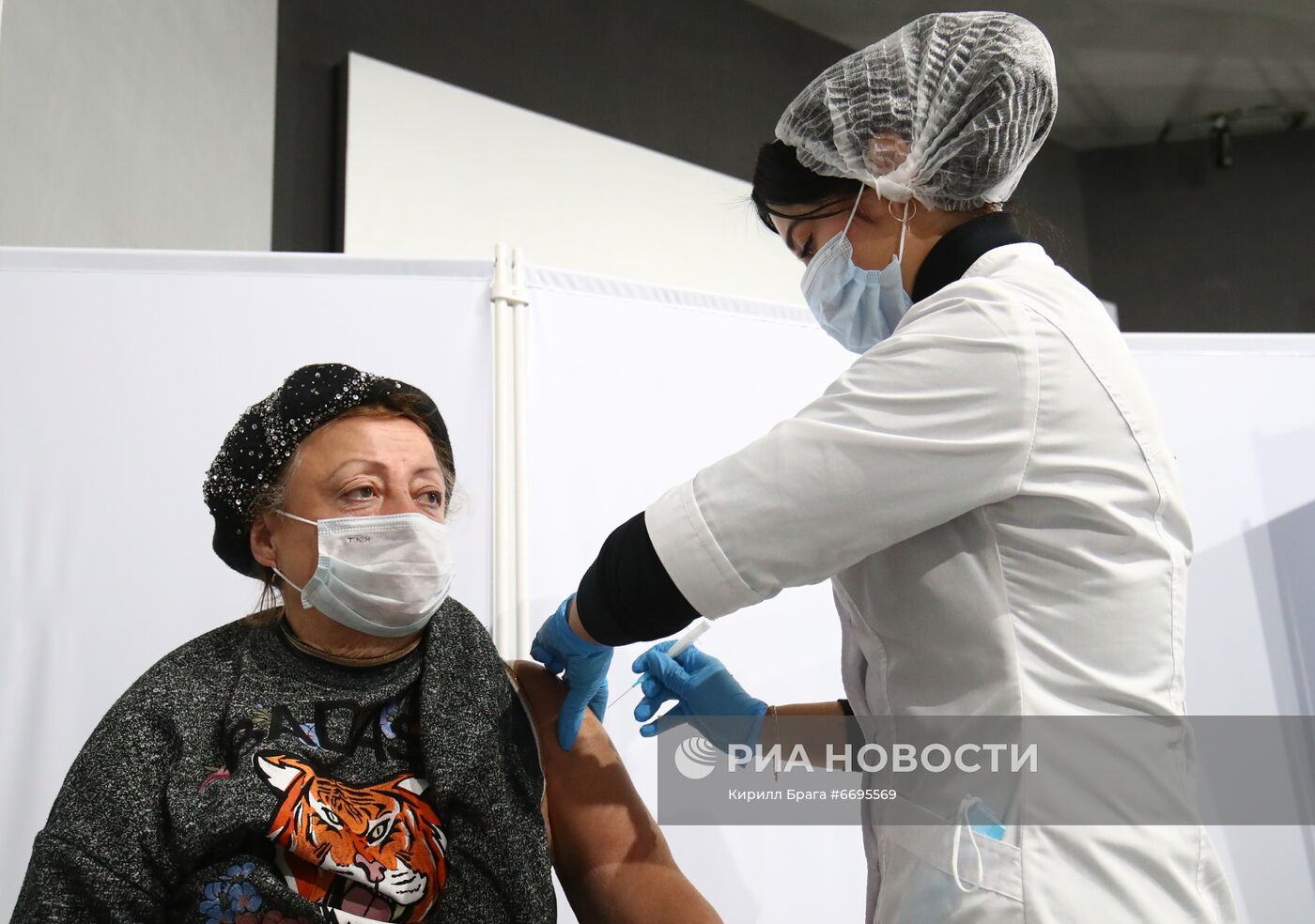 Введение обязательной вакцинации пожилых от Covid-19 в части регионов России