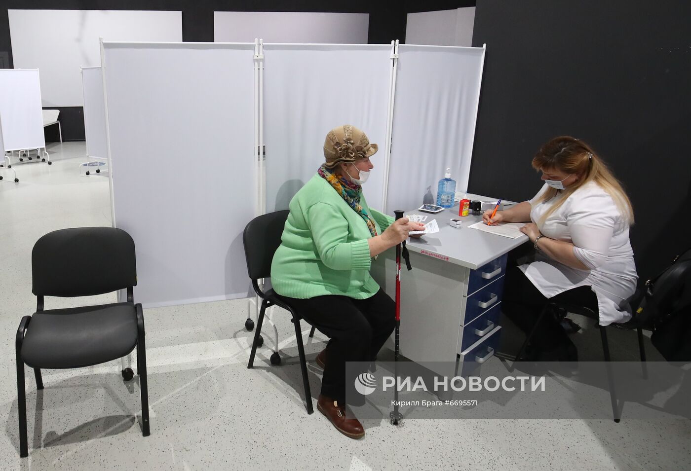 Введение обязательной вакцинации пожилых от Covid-19 в части регионов России