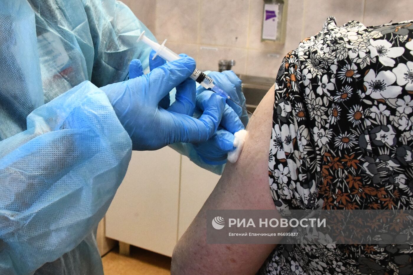 Введение обязательной вакцинации пожилых от Covid-19 в части регионов России