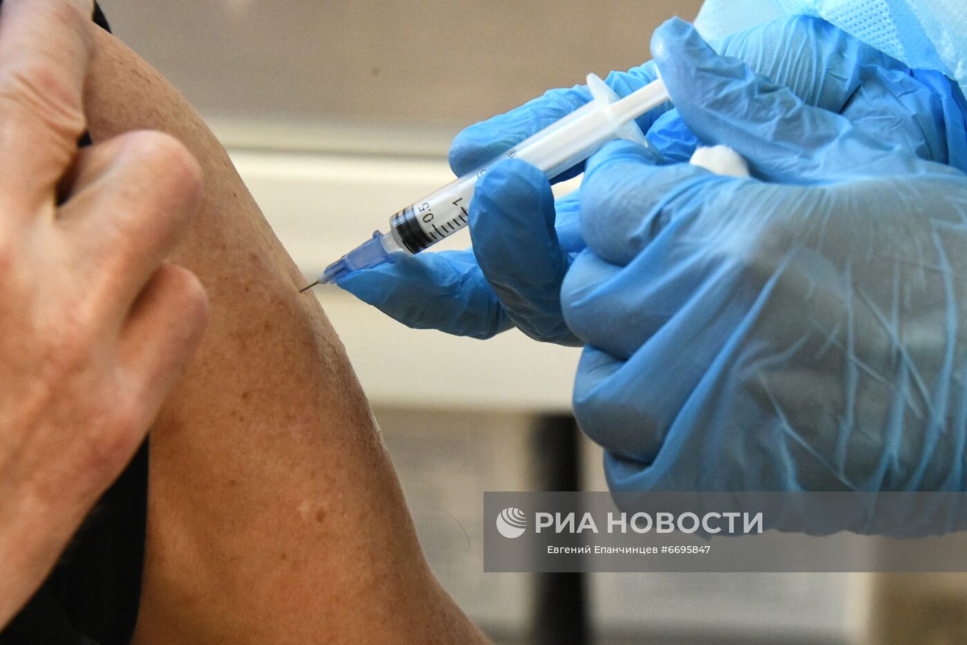 Введение обязательной вакцинации пожилых от Covid-19 в части регионов России