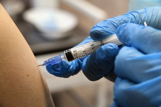 Введение обязательной вакцинации пожилых от Covid-19 в части регионов России
