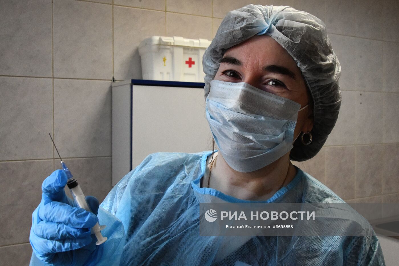 Введение обязательной вакцинации пожилых от Covid-19 в части регионов России