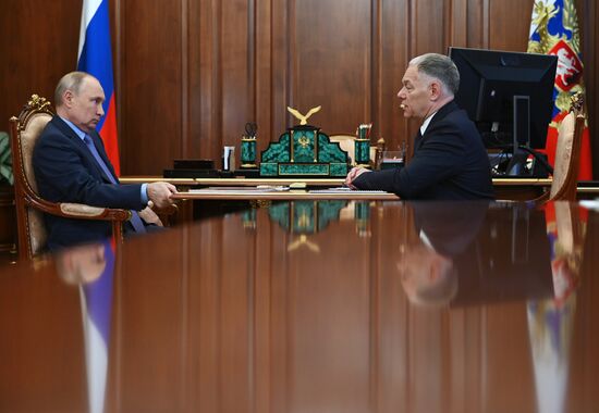Президент РФ В. Путин встретился с руководителем "Автодора" В. Петушенко