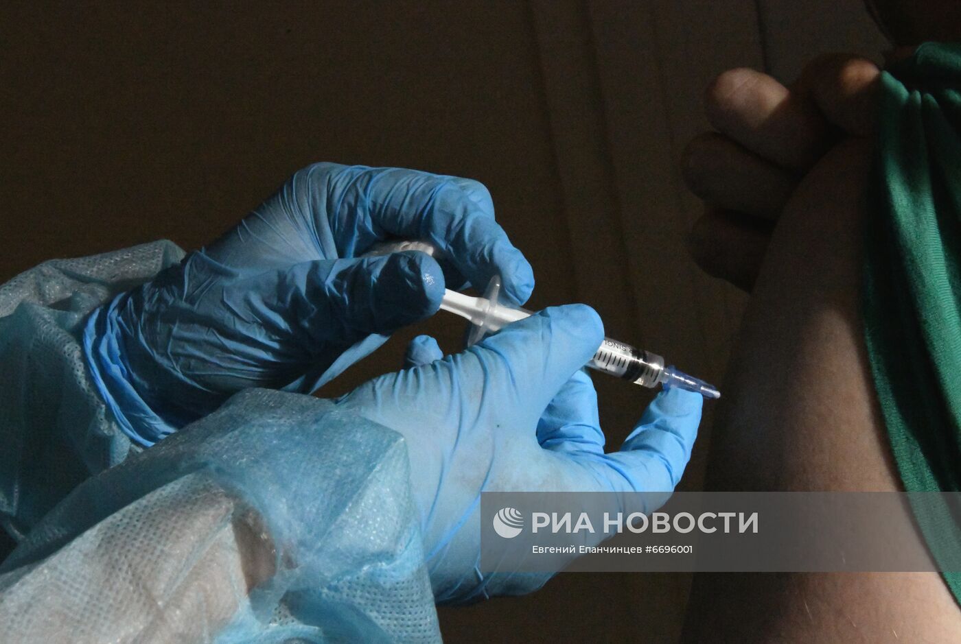 Введение обязательной вакцинации пожилых от Covid-19 в части регионов России