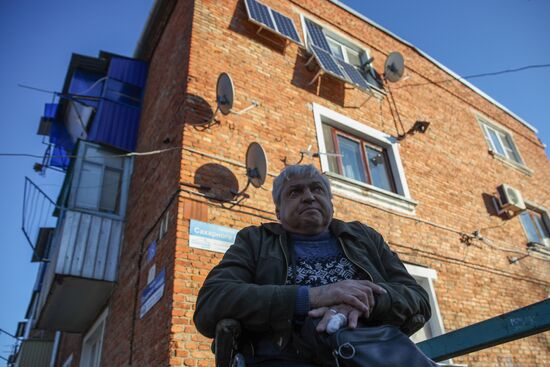 На Кубани пенсионер-инвалид установил самодельный "лифт" для подъема в свою квартиру