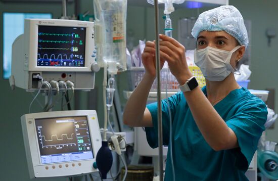 Применение нового робота-хирурга Da Vinci в больнице Краснодара