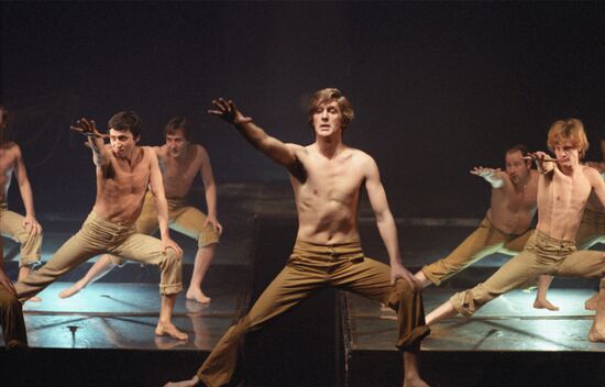 Сцена из спектакля "Юнона и Авось"