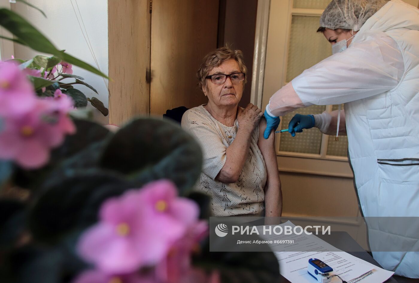 Введение обязательной вакцинации пожилых от Covid-19 в части регионов России