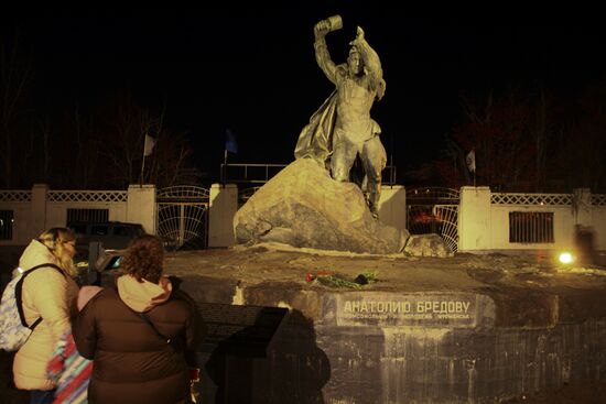 Памятник Герою Советского Союза А.Бредову в Мурманске