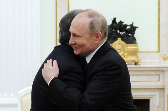 Президент РФ В. Путин встретился с президентом Узбекистана Ш. Мирзиёевым