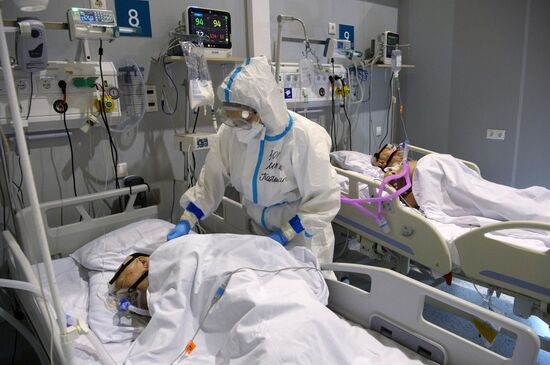 Лечение больных с COVID-19 в резервном госпитале на ВДНХ