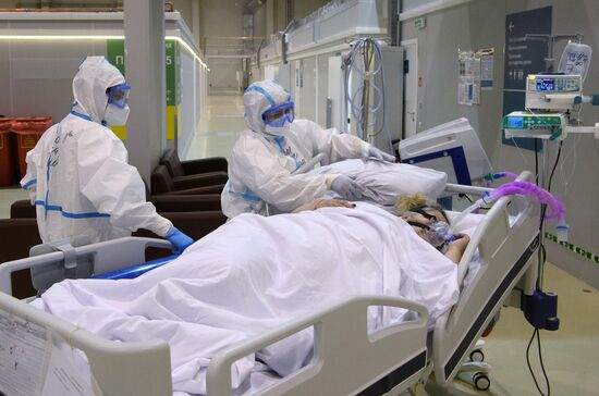 Лечение больных с COVID-19 в резервном госпитале на ВДНХ