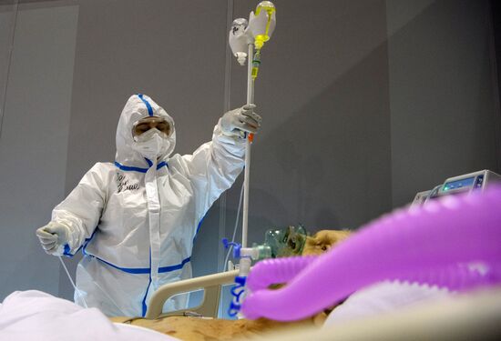 Лечение больных с COVID-19 в резервном госпитале на ВДНХ