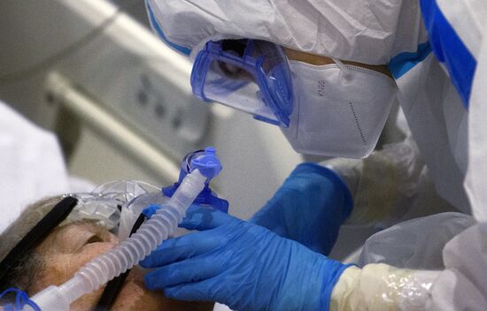 Лечение больных с COVID-19 в резервном госпитале на ВДНХ