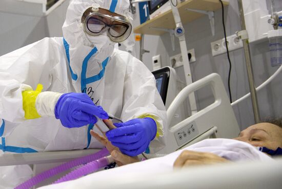 Лечение больных с COVID-19 в резервном госпитале на ВДНХ