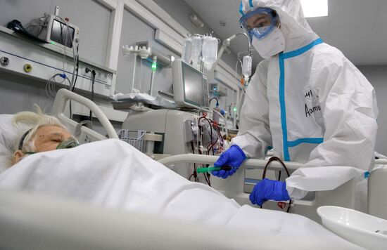 Лечение больных с COVID-19 в резервном госпитале на ВДНХ