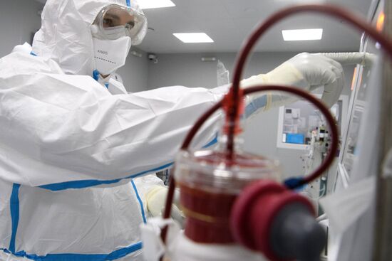 Лечение больных с COVID-19 в резервном госпитале на ВДНХ