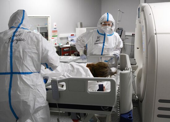 Лечение больных с COVID-19 в резервном госпитале на ВДНХ