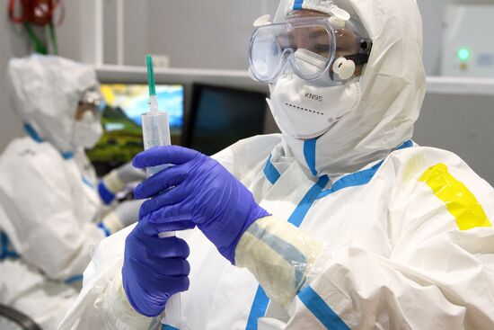 Лечение больных с COVID-19 в резервном госпитале на ВДНХ