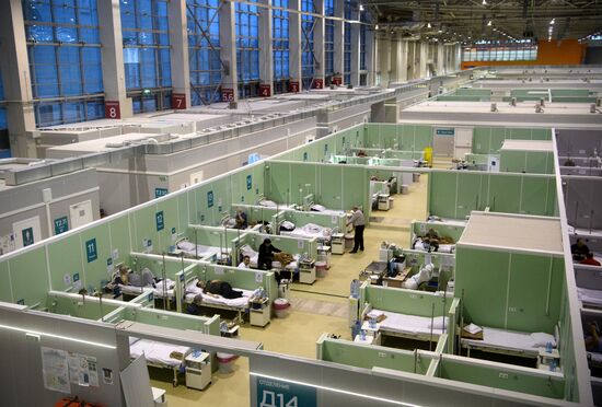Лечение больных с COVID-19 в резервном госпитале на ВДНХ