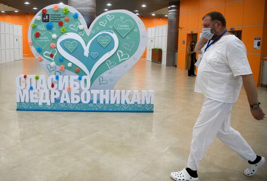 Лечение больных с COVID-19 в резервном госпитале на ВДНХ