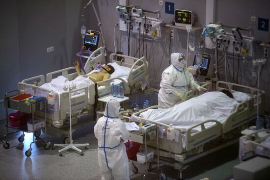 Лечение больных с COVID-19 в резервном госпитале на ВДНХ