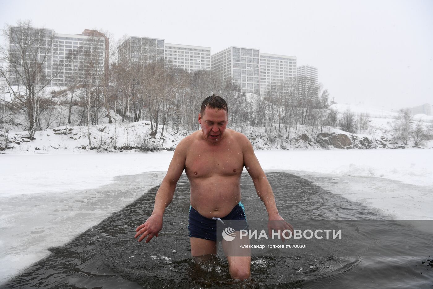 Любители зимнего купания открыли сезон в Новосибирске
