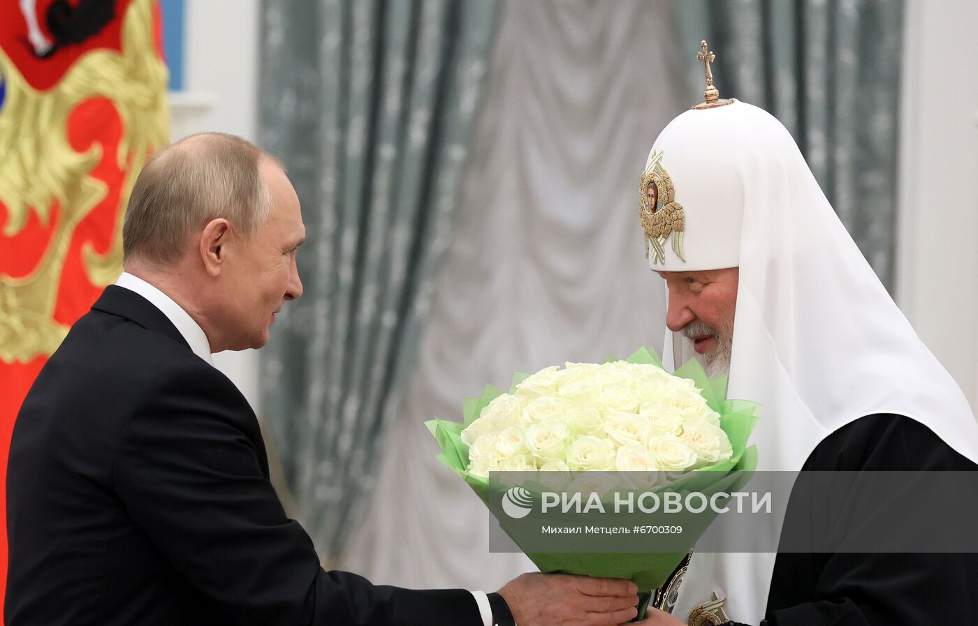 Президент РФ В.Путин наградил патриарха Кирилла орденом Святого апостола Андрея Первозванного