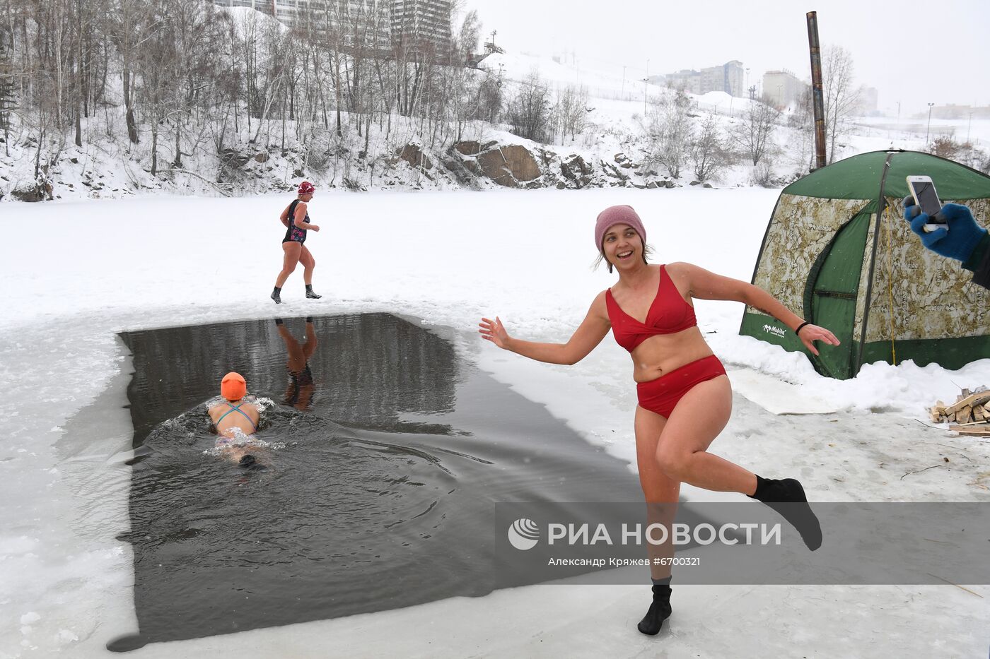 Любители зимнего купания открыли сезон в Новосибирске