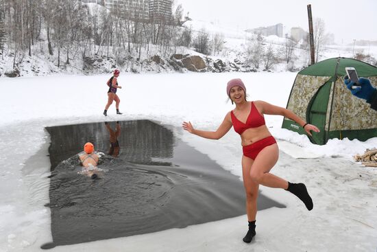 Любители зимнего купания открыли сезон в Новосибирске