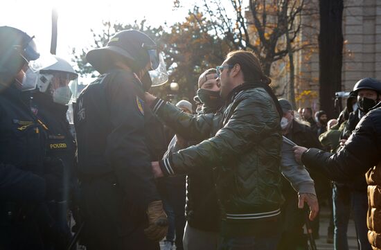 Акция против мер по противодействию коронавирусу в Австрии