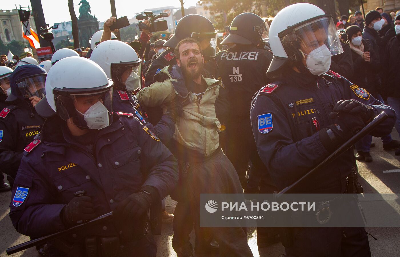 Акция против мер по противодействию коронавирусу в Австрии