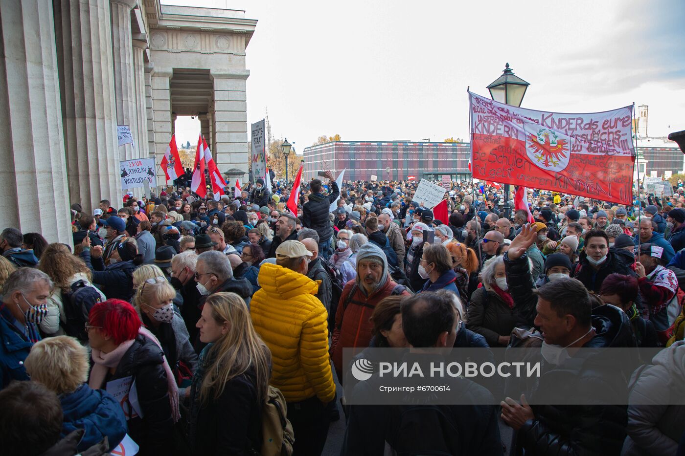 Акция против мер по противодействию коронавирусу в Австрии