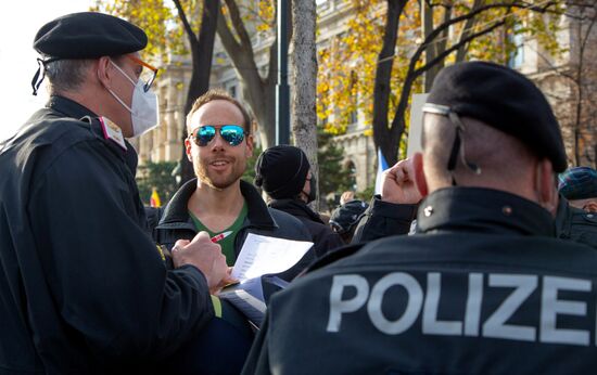 Акция против мер по противодействию коронавирусу в Австрии