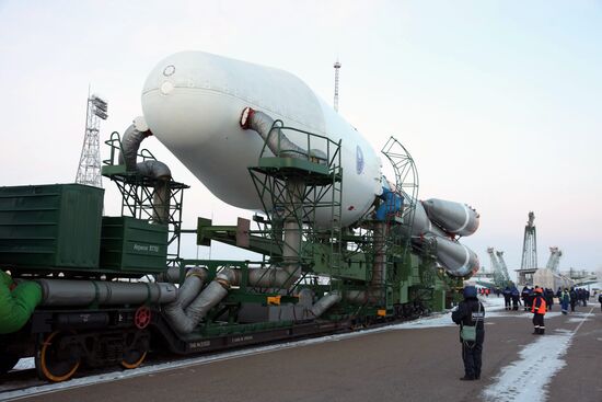 РН "Союз-2.1б" с транспортным кораблем-модулем "Прогресс М-УМ" установили на стартовом комплексе космодрома Байконур