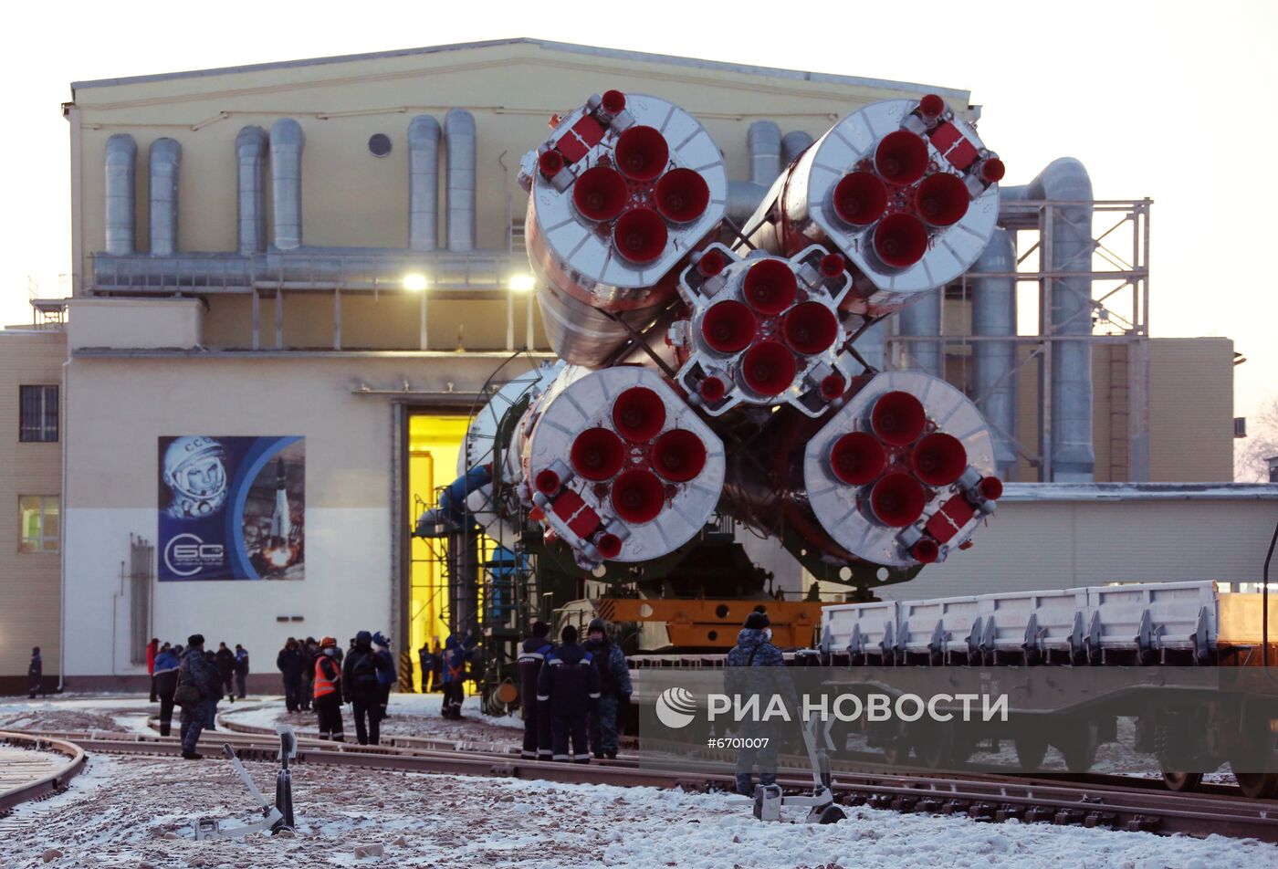 РН "Союз-2.1б" с транспортным кораблем-модулем "Прогресс М-УМ" установили на стартовом комплексе космодрома Байконур