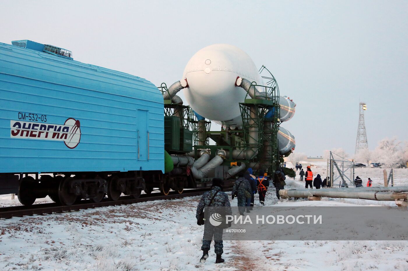 РН "Союз-2.1б" с транспортным кораблем-модулем "Прогресс М-УМ" установили на стартовом комплексе космодрома Байконур