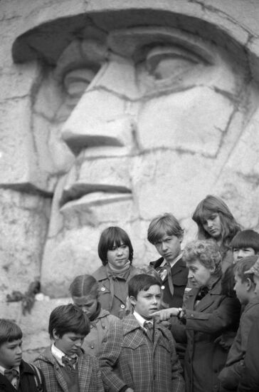 Московские школьники у мемориального комплекса "Штыки"